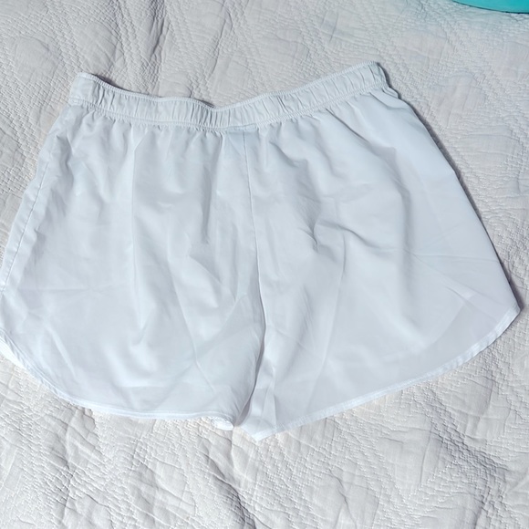 White gymshark essential loose training shorts - Picture 3 of 4